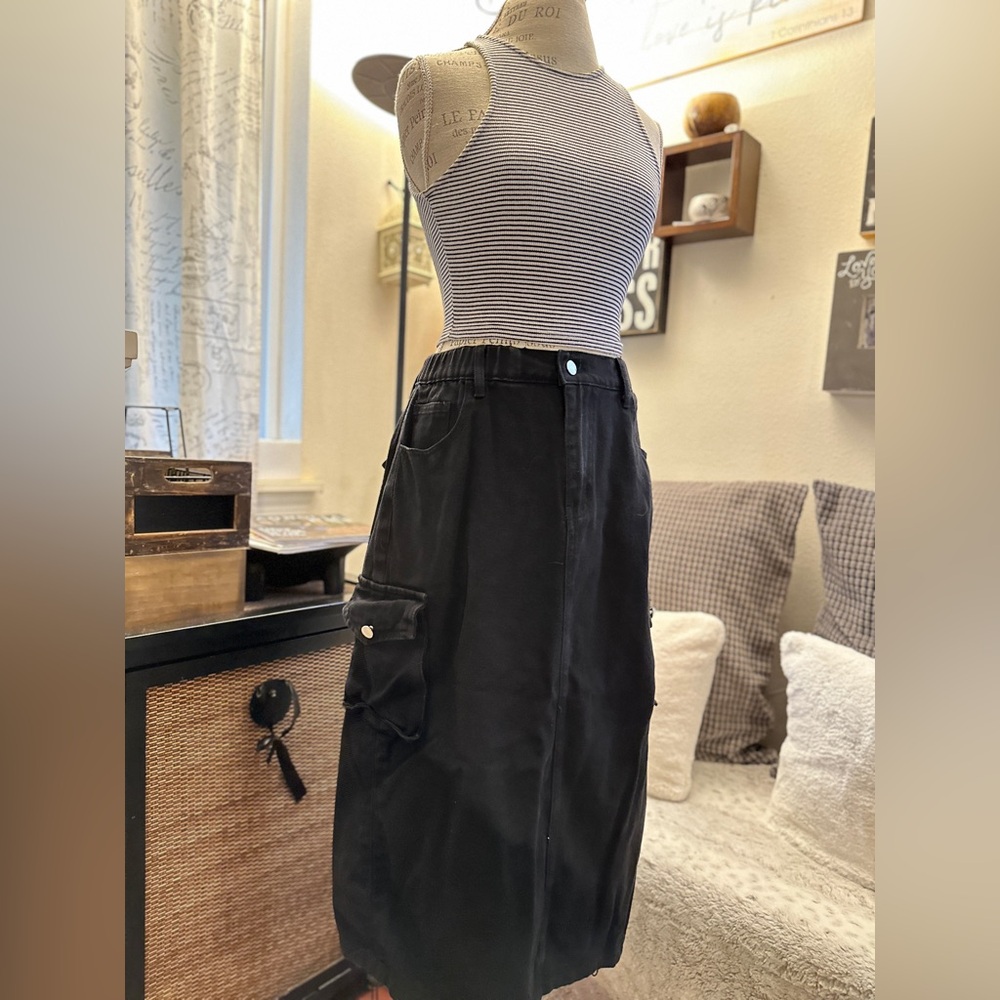 Elegant Black Midi Skirt with Pockets